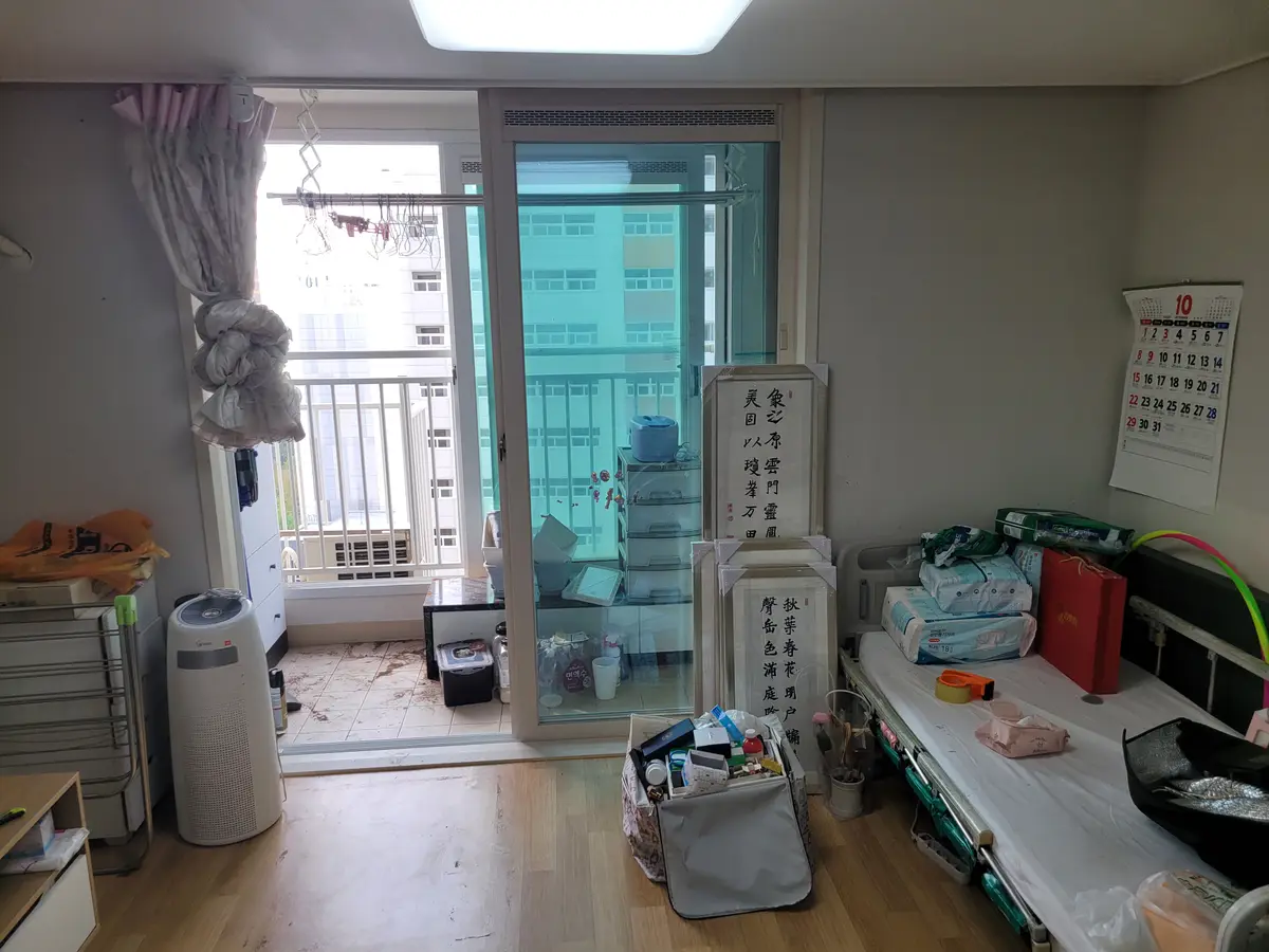창가에 생활용품이 쌓여 있던 방 작업 전