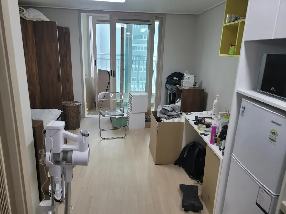 짐이 길게 늘어서 있던 원룸 안쪽 작업 전