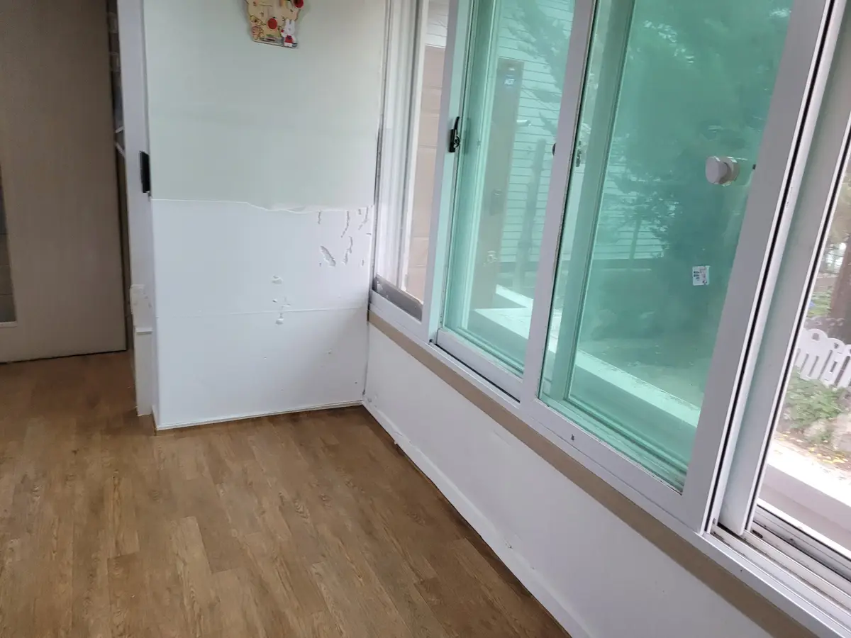 짐이 놓여 있던 창가 작업 후